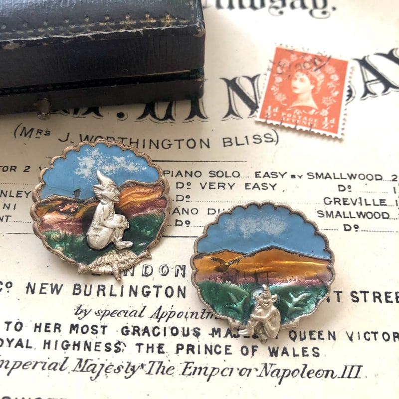 ○pa-1/妖精ピスキーの手描きのエナメルブローチ 右向き | PISKEY