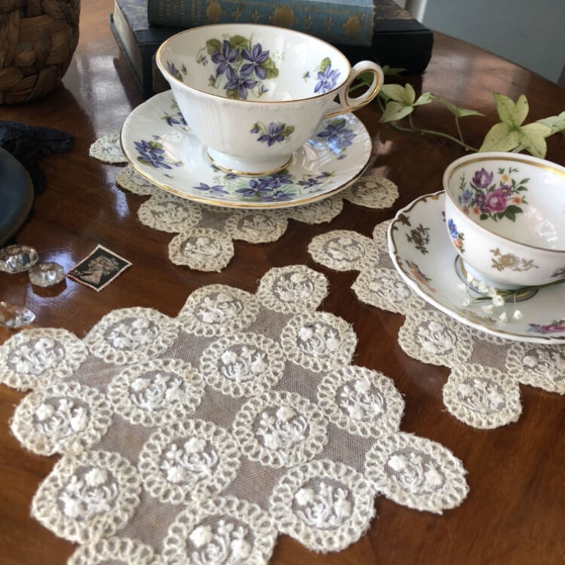 ○l-56/手刺繍のフラワーモチーフのドイリー | PISKEY -イギリスの