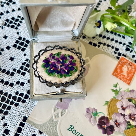●ab-458/プチポワン すみれの刺繍のブローチ