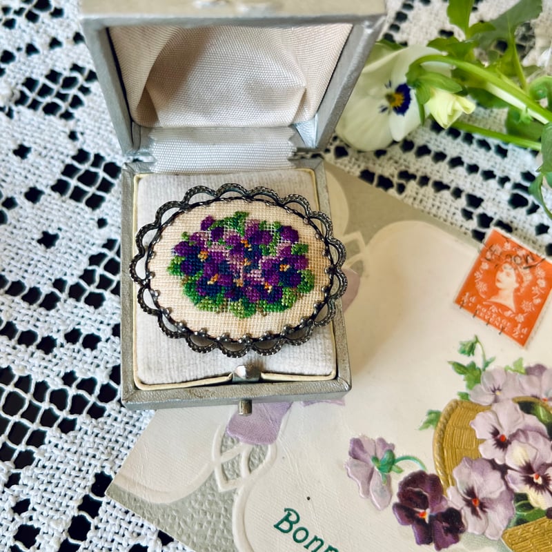 プチポワン・プチポアン☆刺繍ブローチ　薔薇　すずらん　スミレ ○ab-458/プチポワン すみれの刺繍のブローチ | PISKEY -イギリスの
