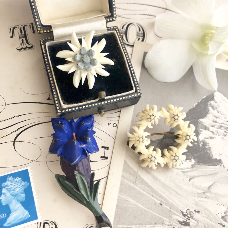 ○ab-26/手彫りのリンドウのブローチ | PISKEY -イギリスのふるいもの