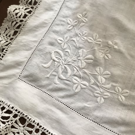 ●l-8/手刺繍　シャムロック（クローバー）とリボンのホワイトワークの大判マット