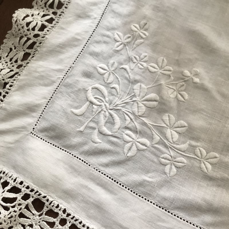 ○l-8/手刺繍 シャムロック（クローバー）とリボンのホワイトワークの