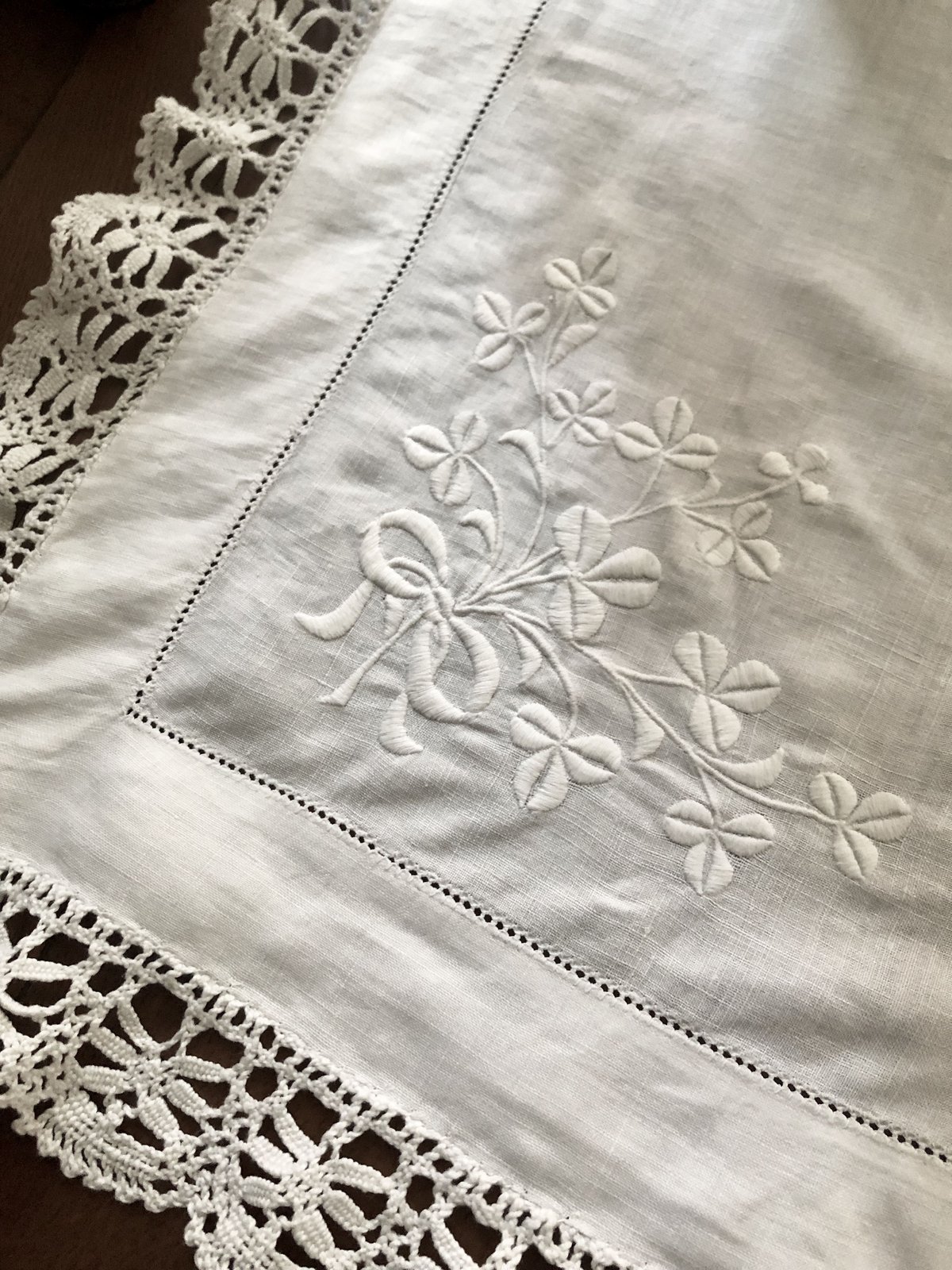 ○l-8/手刺繍 シャムロック（クローバー）とリボンのホワイトワークの
