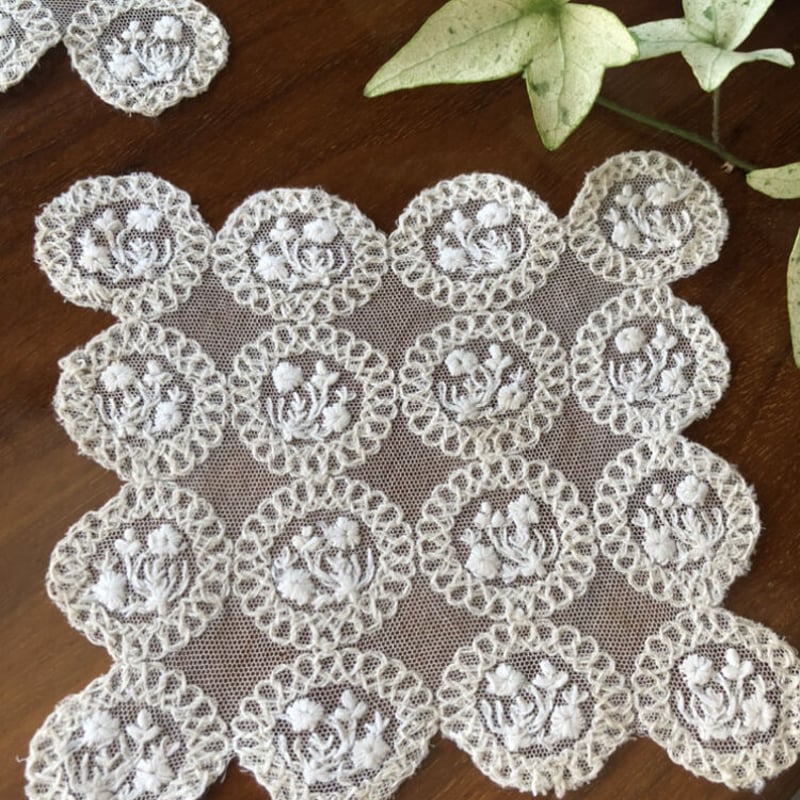 ○l-56/手刺繍のフラワーモチーフのドイリー | PISKEY -イギリスの