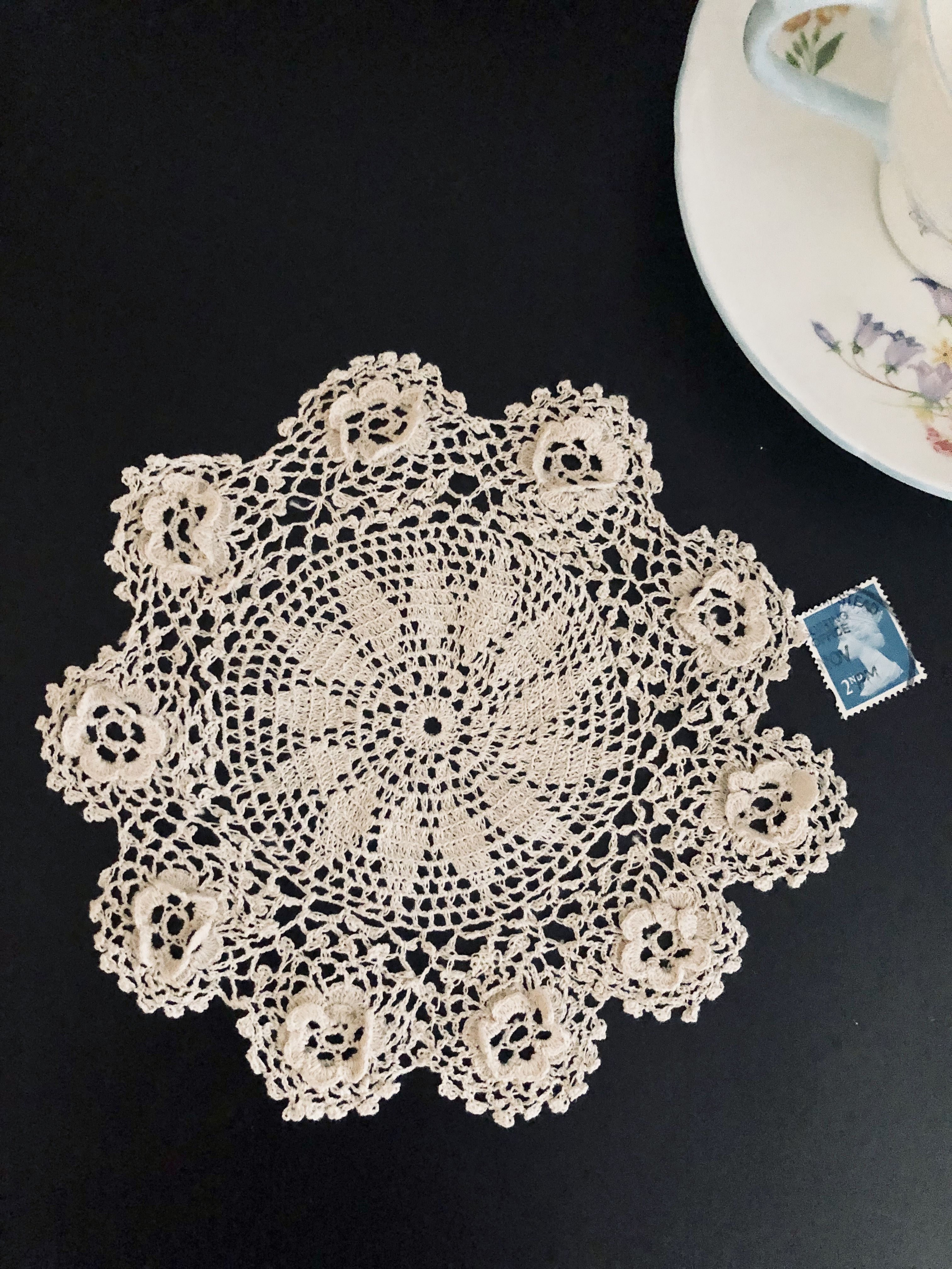 【早い者勝ち】ハンドメイド クロシェ編み ドイリー 円形 手編み ○l-4/薔薇のモチーフ編みのクロシェレースのドイリー | PISKEY