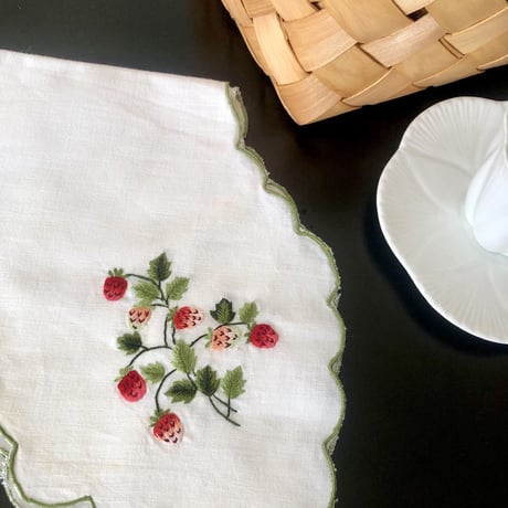 ●ｌ-53/いちごの手刺繍のリネン/ブレッドウォーマー