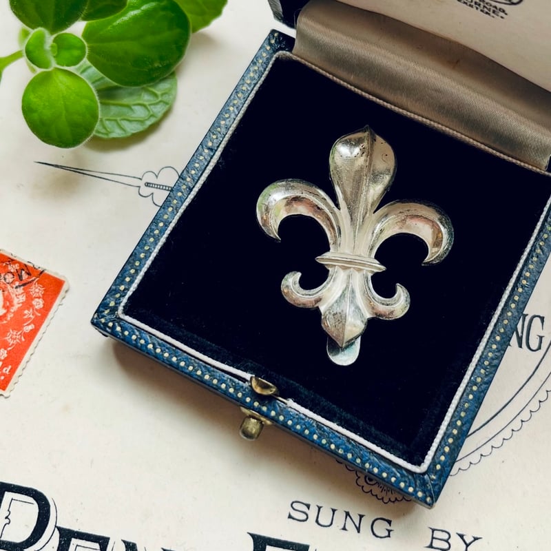 ○o-144/メタル製 フルール・ド・リスの紋章パーツ | PISKEY -イギリス