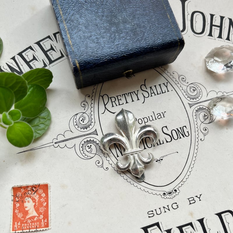 ○o-144/メタル製 フルール・ド・リスの紋章パーツ | PISKEY -イギリス