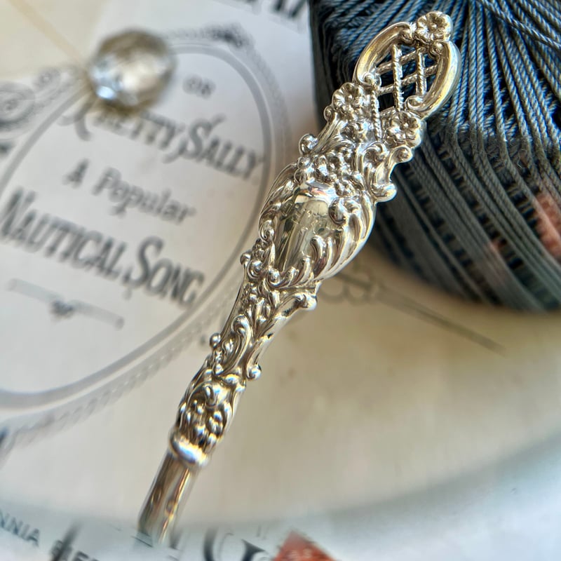 【John Biggi】 ビクトリアンのサーバー ペア【純銀継手】 1921年 John Biggi】 ビクトリアンのサーバー ペア【純銀継手】 1921年 - メルカリ