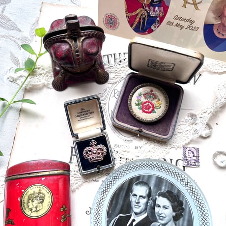 ●r-33/1936年 手刺繍 戴冠記念のブローチ