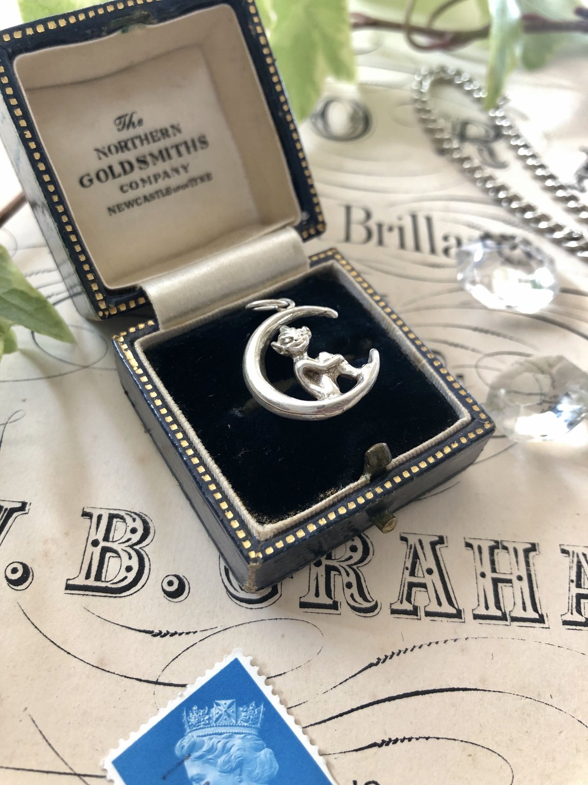 ○ac-9/シルバー製 三日月に腰かけた妖精ピスキー | PISKEY -イギリス