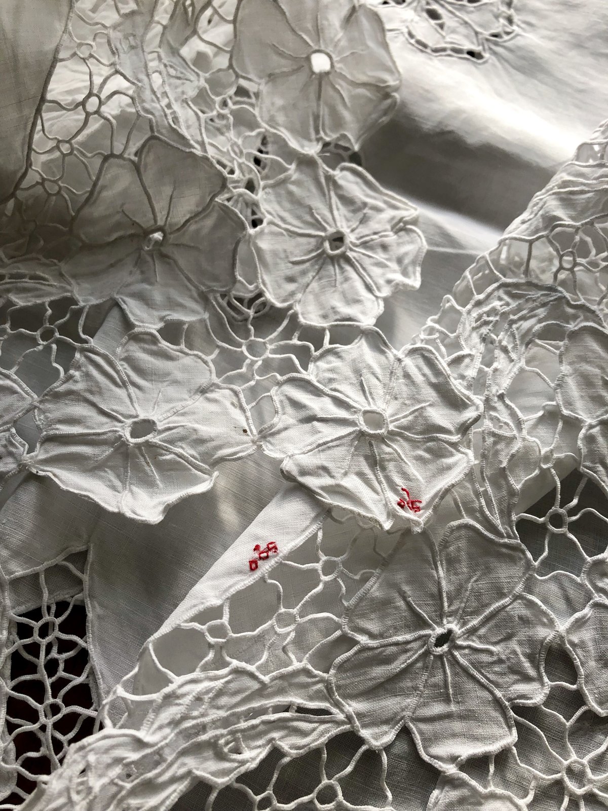 ○l-34/カットワーク刺繍の植物模様のテーブルクロス | PISKEY