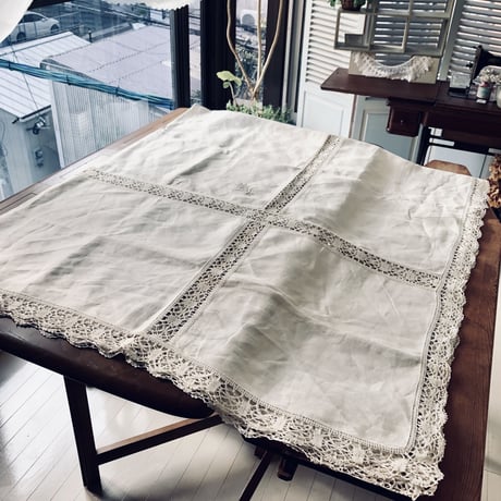 ●ｌ-37/クロッシェレースと刺繍のポイント入り特大サイズのテーブルクロス