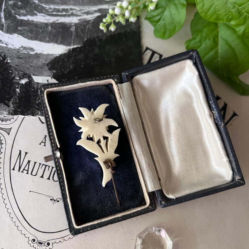 希少　アンティーク　ボーンアート　手彫りブローチk 希少　アンティーク　ボーンアート　手彫りブローチk