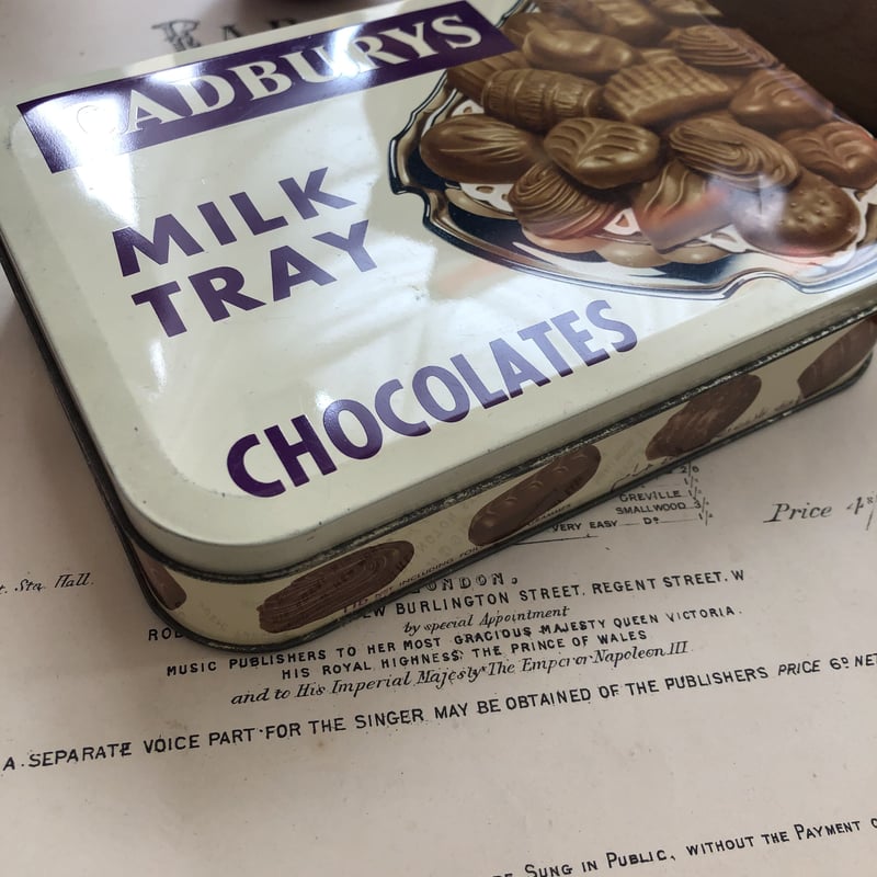 ○o-21/CADBURYS チョコレート缶 | PISKEY -イギリスのふるい ○o-21/CADBURYS チョコレート缶 | PISKEY -イギリスのふるい