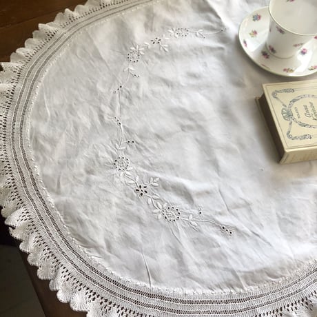 ●l-10/  手刺繍 蝶とフラワーのホワイトワーク 　レース付きオーバル型マット
