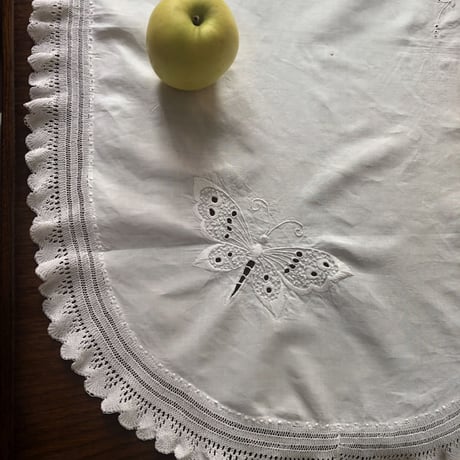 ●l-10/  手刺繍 蝶とフラワーのホワイトワーク 　レース付きオーバル型マット