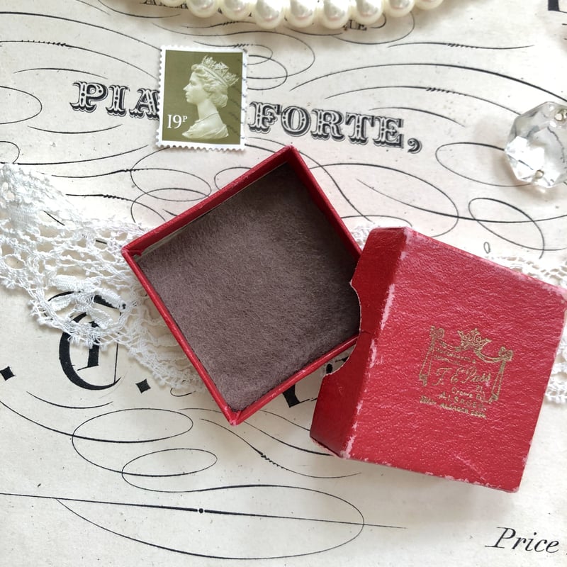 ○h-10/王冠と金文字入りの赤いジュエリーボックス | PISKEY