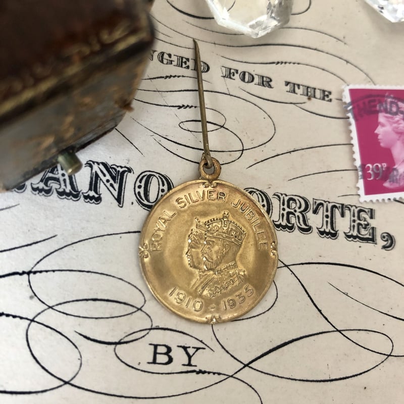 ○r-10/BOX付 1935年ジョージ5世の在位25周年記念ピンブローチ/メダル
