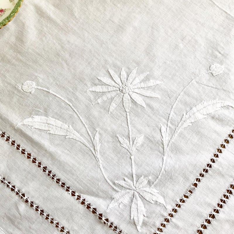 さらりとリネン　柳葉に咲く薔薇 　白糸手刺繍　カットワーク　テーブルクロス 7414073_1.jpg
