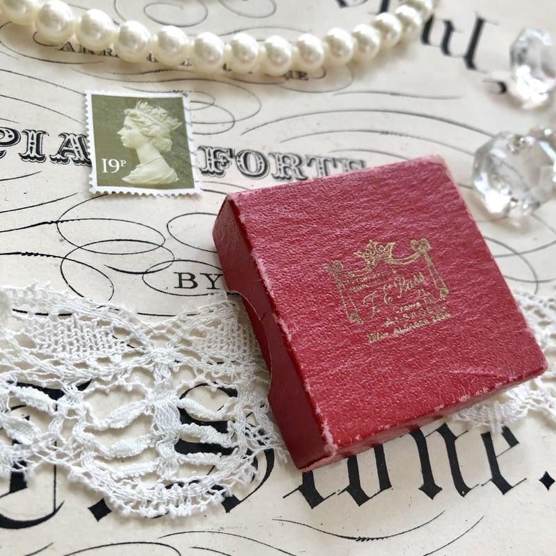 ○h-10/王冠と金文字入りの赤いジュエリーボックス | PISKEY