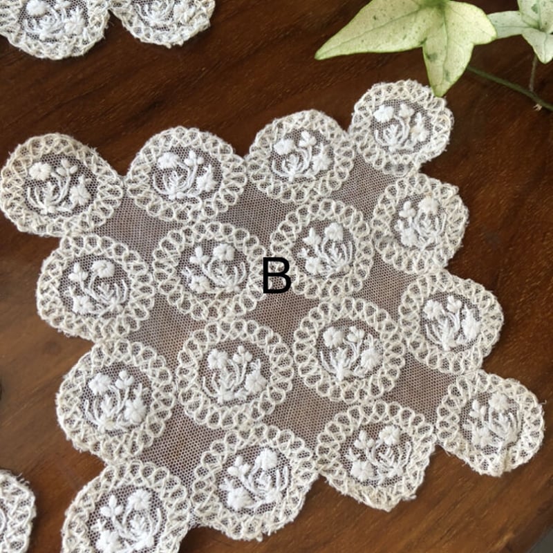 ○l-56/手刺繍のフラワーモチーフのドイリー | PISKEY -イギリスの