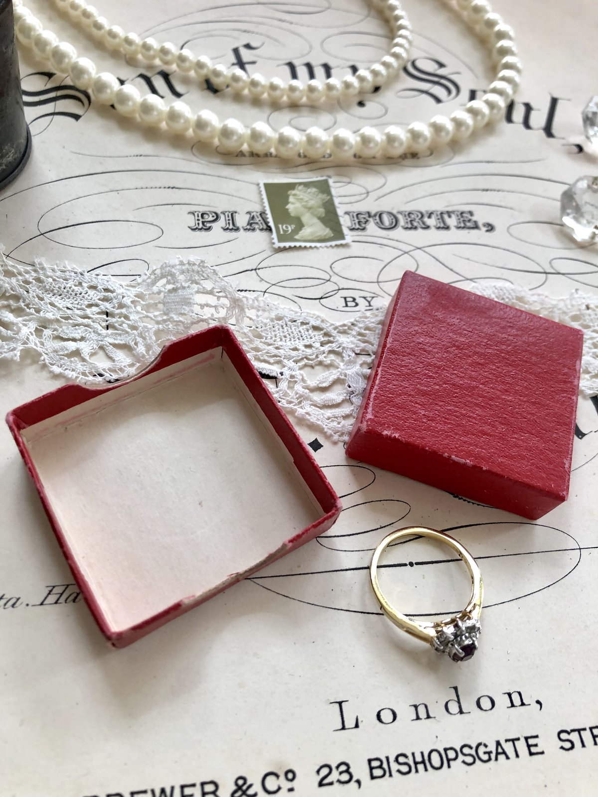 ○h-10/王冠と金文字入りの赤いジュエリーボックス | PISKEY