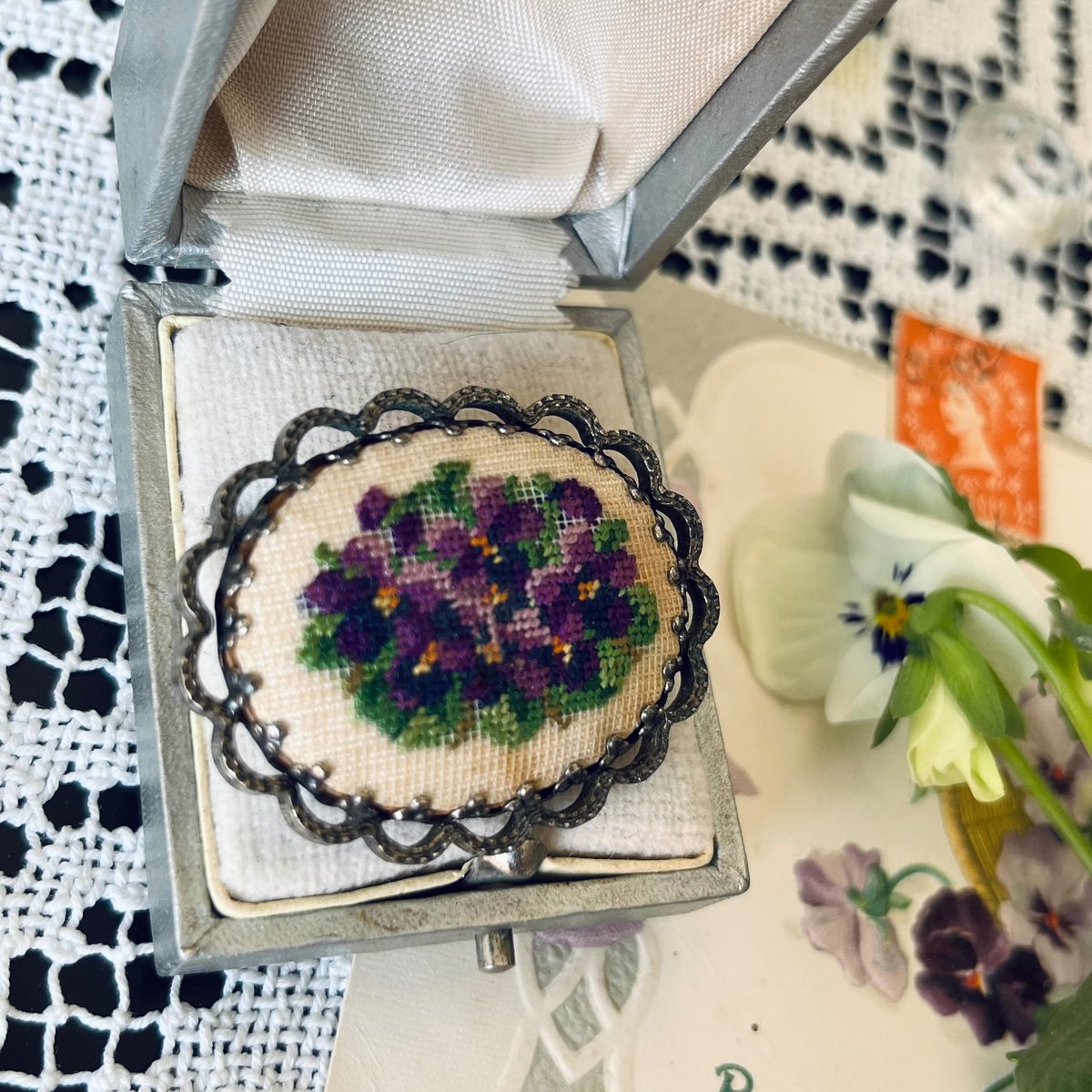 プチポワン刺繍のバッグ　留め金の透かし彫り　バラすみれ矢車草？など イギリスのプチポワン刺繍のバッグ24×16.5×3.5cm gb-329の通販