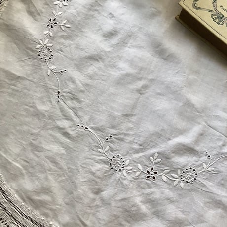 ●l-10/  手刺繍 蝶とフラワーのホワイトワーク 　レース付きオーバル型マット