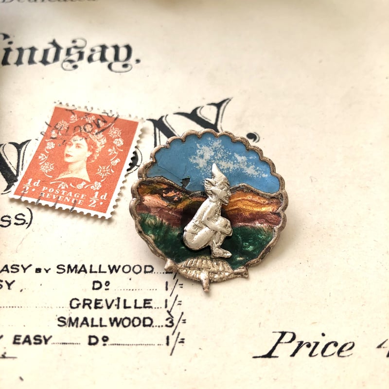 ○pa-1/妖精ピスキーの手描きのエナメルブローチ 右向き