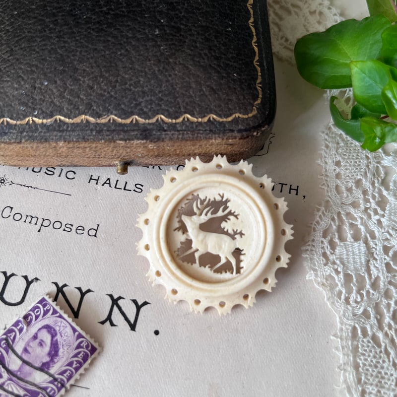 ○ab-294/ボーン製手彫りの鹿のブローチ | PISKEY -イギリスのふるい