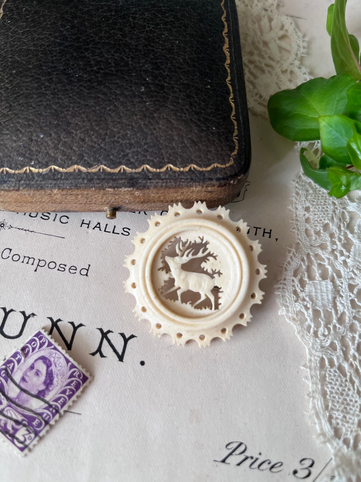 アンティーク　鹿　彫刻ブローチ antique-jewellery-carved-ivory