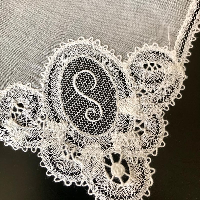 ○l-48/ボビンレースとイニシャル刺繍のハンカチ | PISKEY