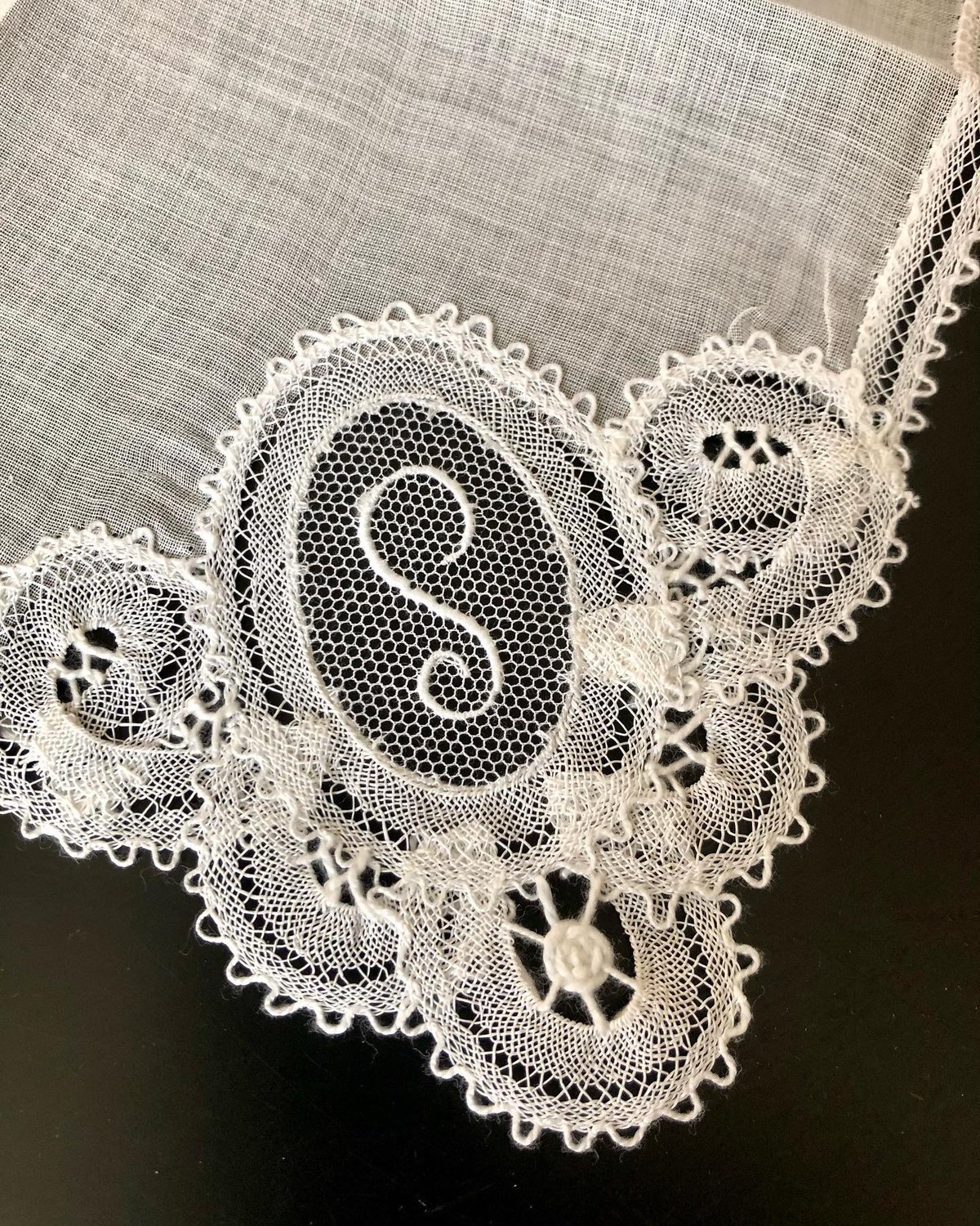 アンティークふわふわのベルギーボビンレース クロス ＆ヴィンテージ貝殻カード ○l-48/ボビンレースとイニシャル刺繍のハンカチ | PISKEY