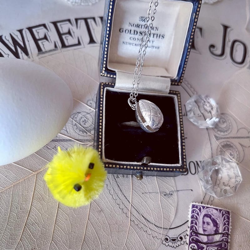 ○ab-336/シルバー製たまご型チャーム 仕掛け付き | PISKEY -イギリス