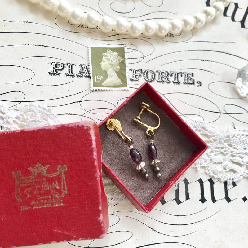 ○h-10/王冠と金文字入りの赤いジュエリーボックス | PISKEY