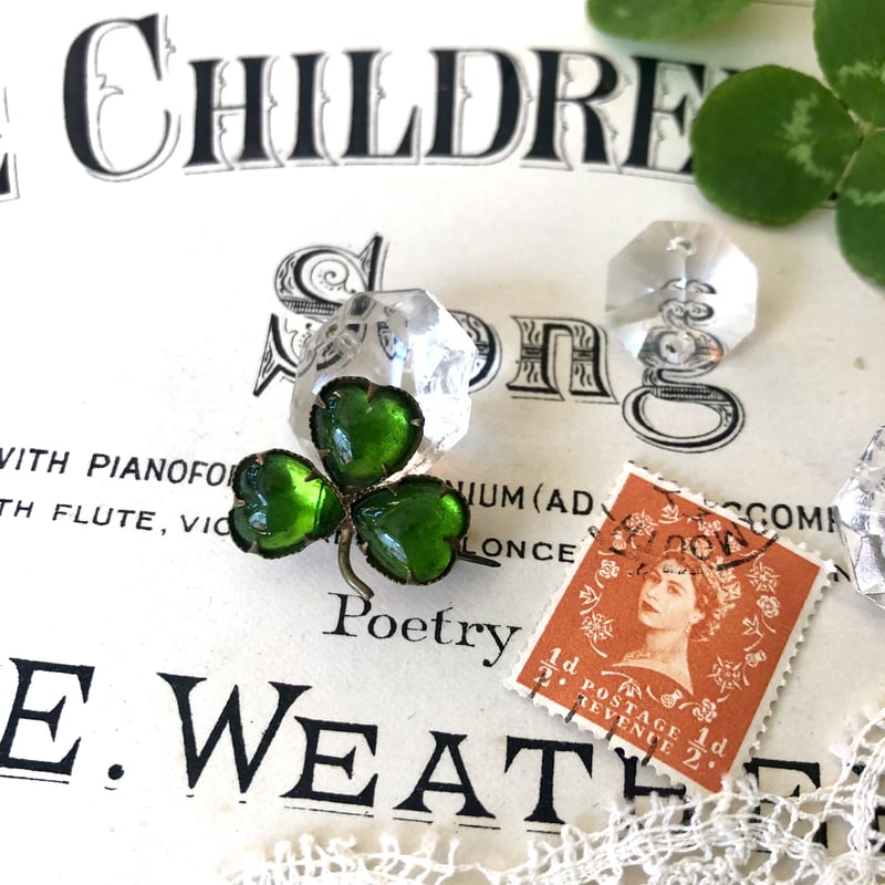 ○ab-65/ガラス製シャムロック（三つ葉）のブローチ | PISKEY