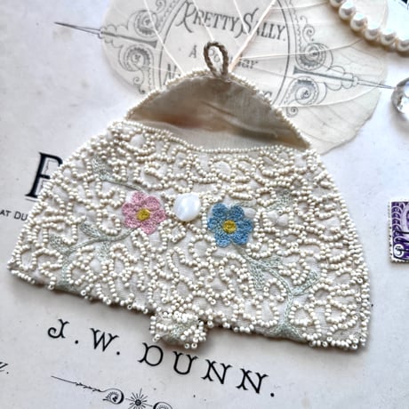 ●s-99/マイクロビーズと刺繍のミニバッグ