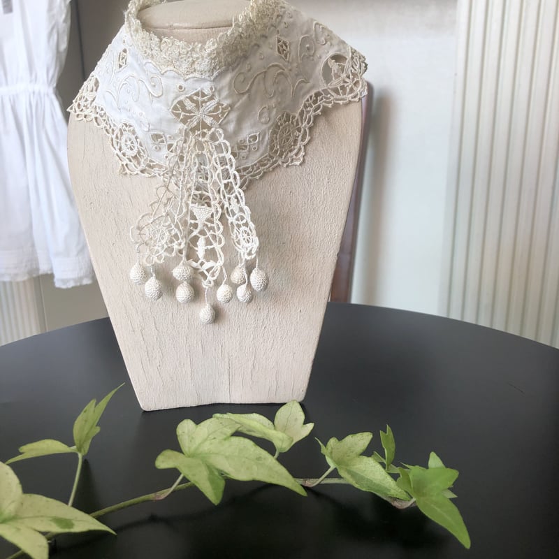 ボビンレースベルギー伝統工芸品手編み美しい透かし模様円形額縁付き ボビンレースベルギー伝統工芸品手編み美しい透かし模様円形額縁付き