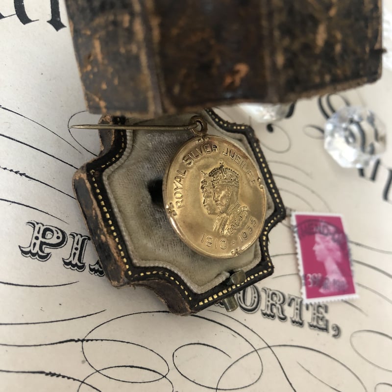 ○r-10/BOX付 1935年ジョージ5世の在位25周年記念ピンブローチ/メダル