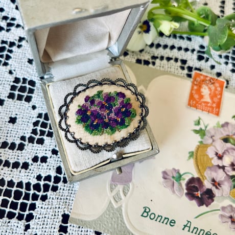 ●ab-458/プチポワン すみれの刺繍のブローチ