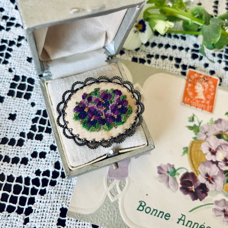 刺繍ブローチ　専用商品 ○ab-458/プチポワン すみれの刺繍のブローチ | PISKEY