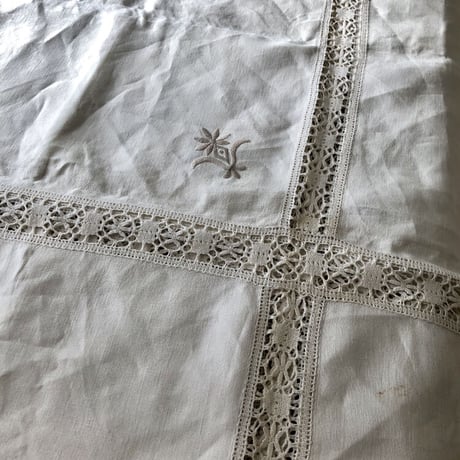 ●ｌ-37/クロッシェレースと刺繍のポイント入り特大サイズのテーブルクロス