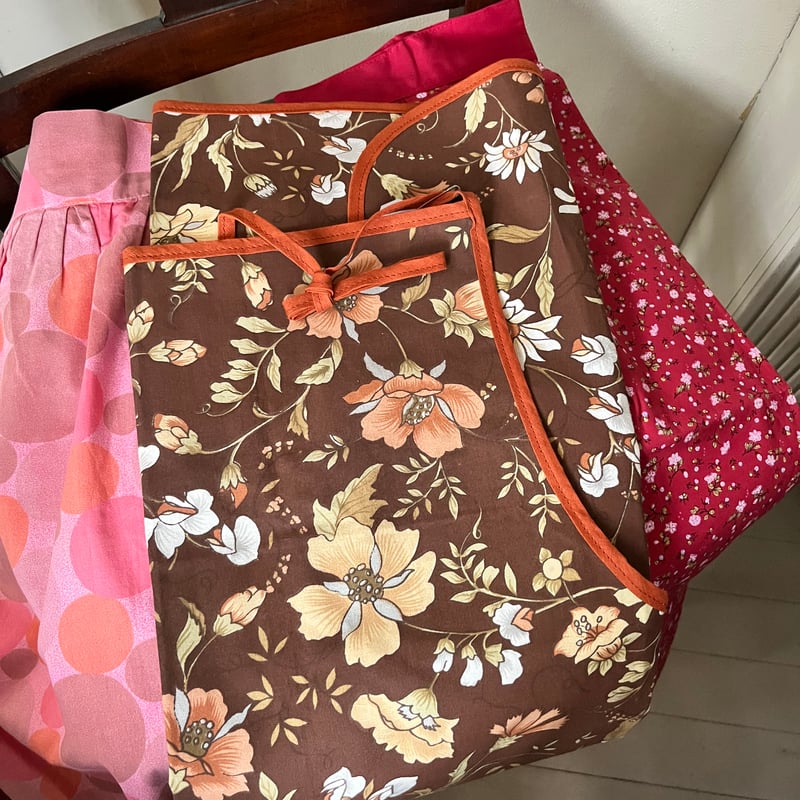 ○l-102/タグ付きブラウンの花柄エプロン | PISKEY -イギリスのふるい