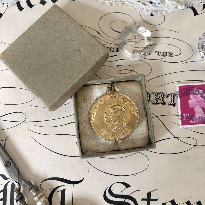 ○r-10/BOX付 1935年ジョージ5世の在位25周年記念ピンブローチ/メダル