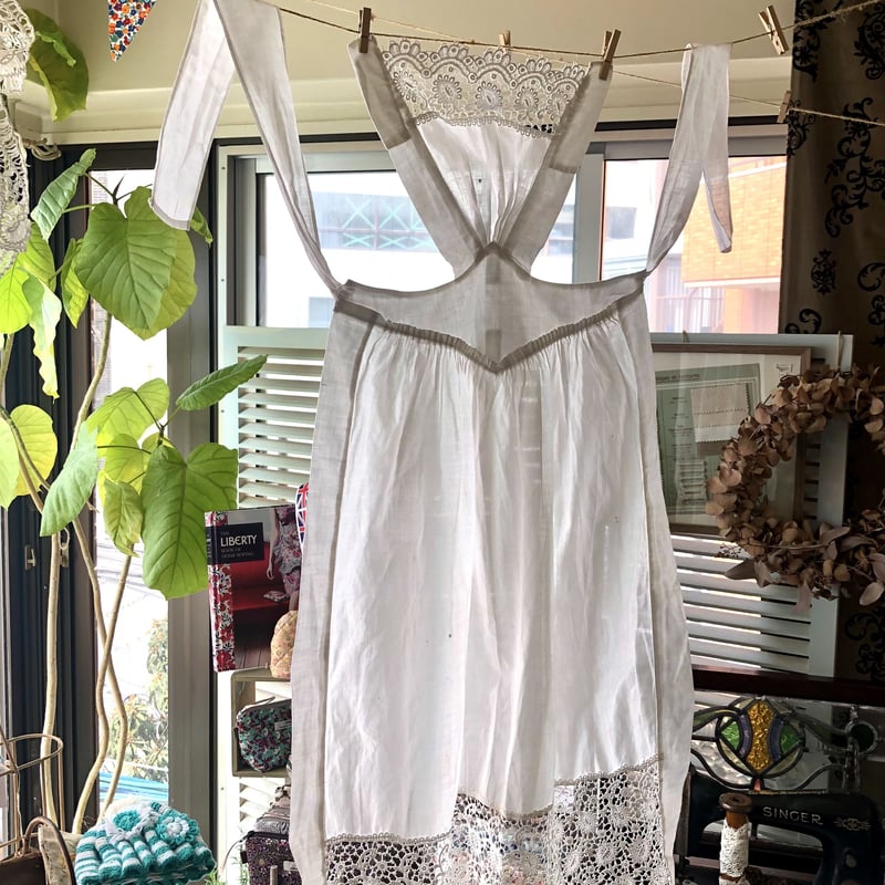 ○l-42/ボビンレース 胸当て付きエプロン | PISKEY -イギリスのふるい