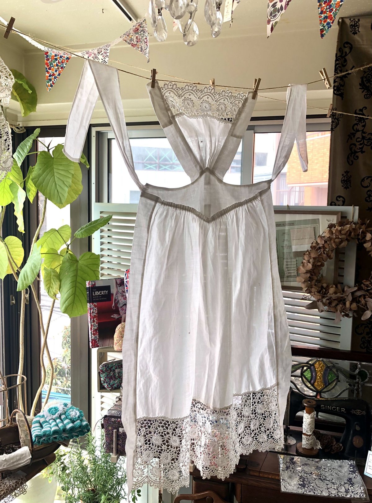 ○l-42/ボビンレース 胸当て付きエプロン | PISKEY -イギリスのふるい