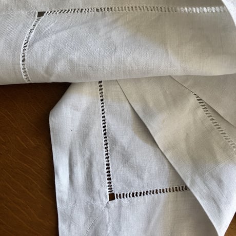 ●ｌ-18/シロツメクサの手刺繍のテーブルクロス