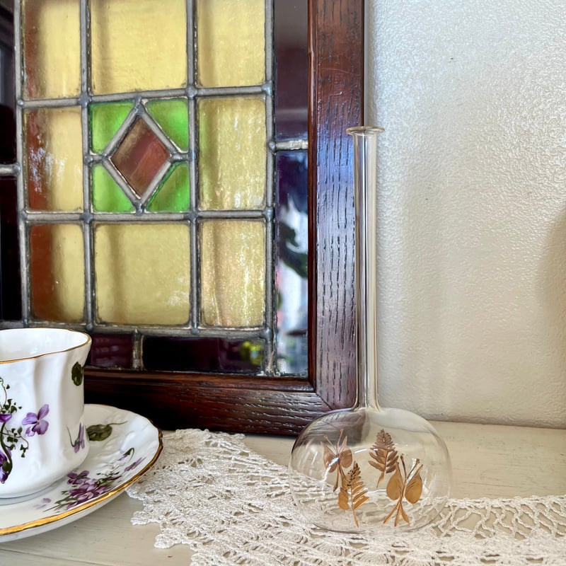 ○o-166/蝶々とリーフ模様 手吹きガラスの一輪挿し | PISKEY -イギリス